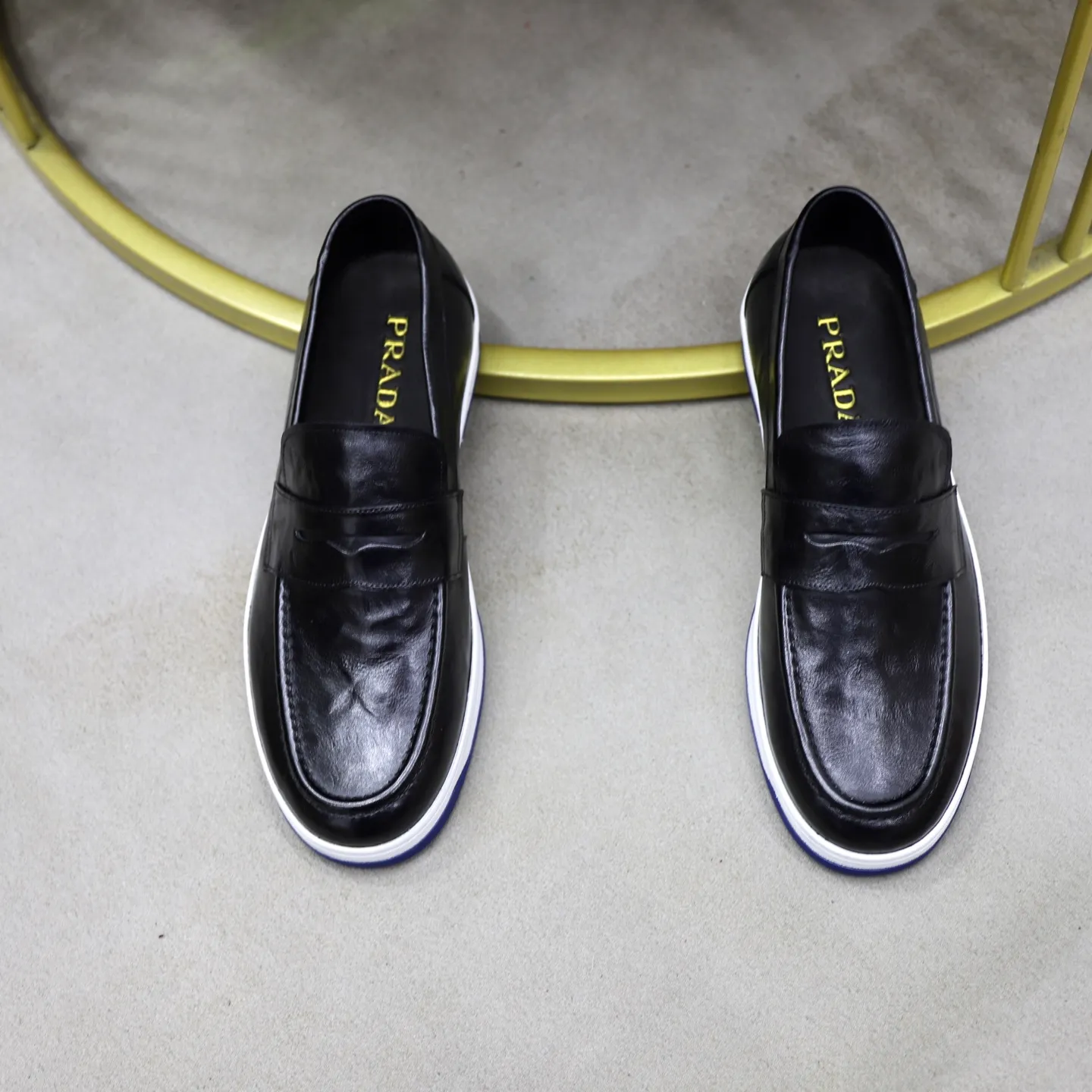 Factory price: 💰640 Prada classic men’s lace-up casual shoes | Imported cowhide upper | Upper stitching layered design, light and breathable | Soft and comfortable | Decorated with PRADA letters on the side | Distinctive sports style, showing the brand style | Lightweight concave and convex pattern rubber soles | Matched with cowhide foot pad lining | Excellent foot feel, fashionable and elegant | Size: 38-44 (45 customized)